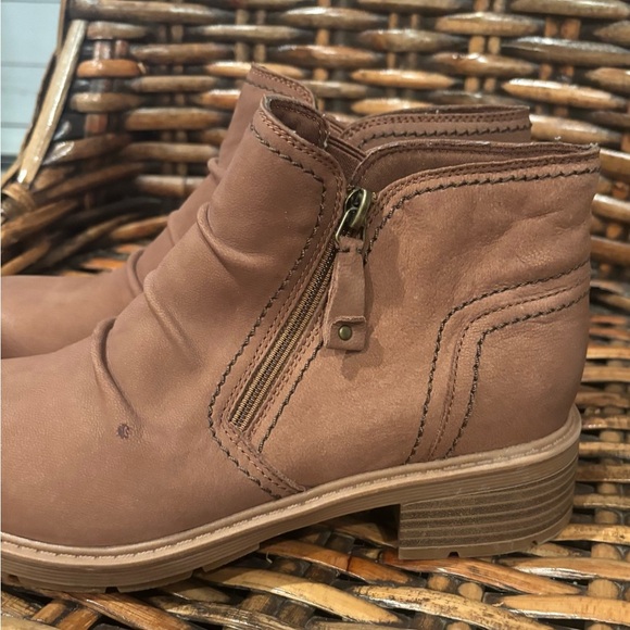 Clarks Women's Heart Dove Tan Nubuck Brun Ankle Boots Size 8 - Picture 3 of 14